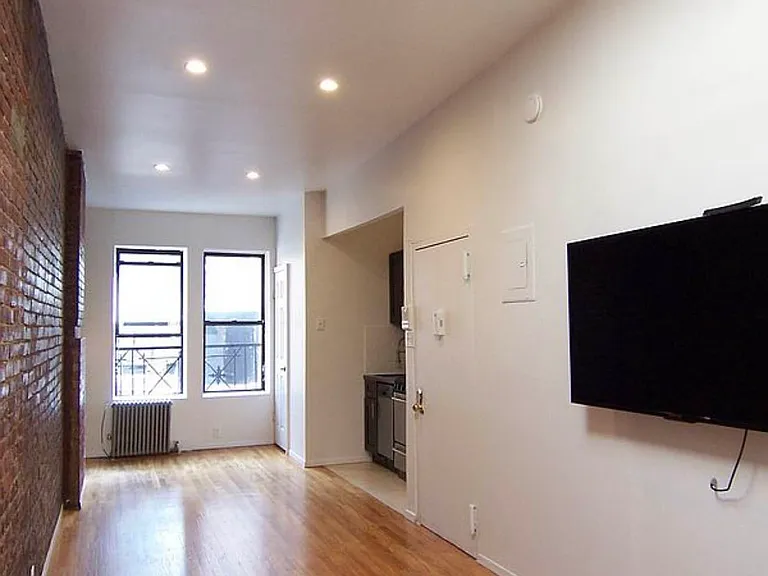 442 W 45th St #5E — Photo 1