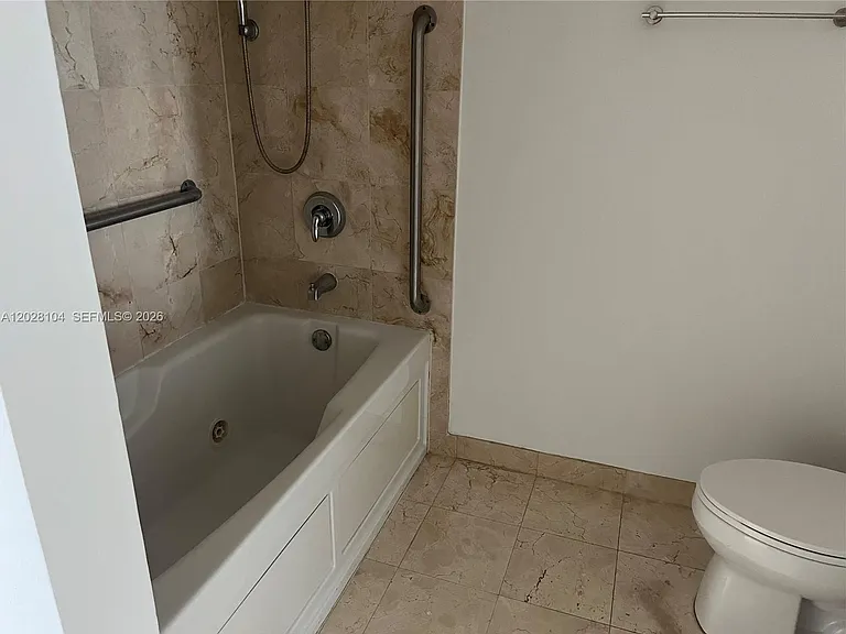 1800 N Bayshore Dr #915 — Photo 16