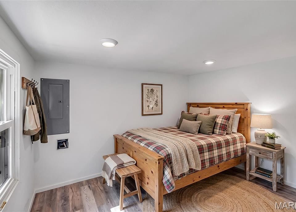 16th image of 2137 N Lake View Dr