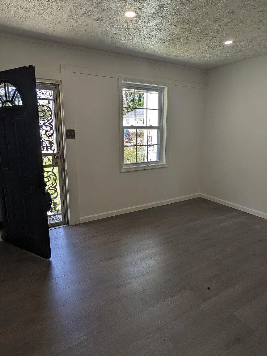 3 bed, 1.0 bath, 858 sqft, $2,200 — Photo 2
