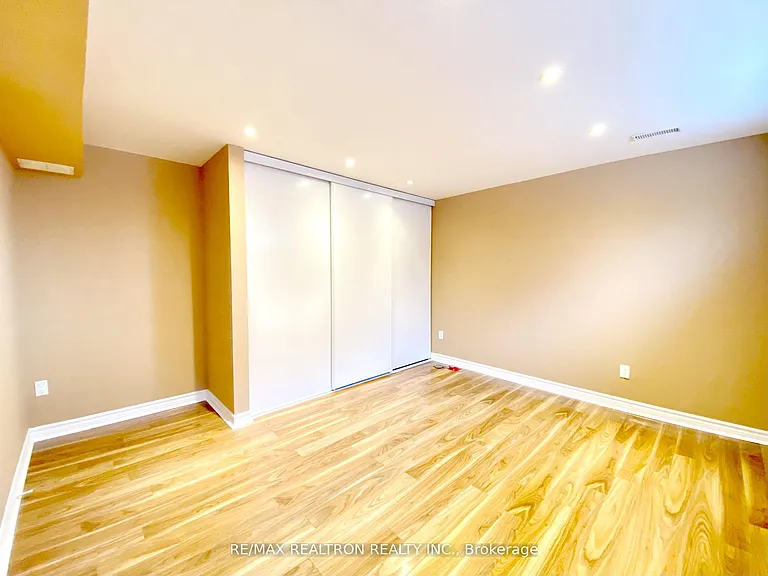 76 Clansman Blvd #LOWER — Photo 15