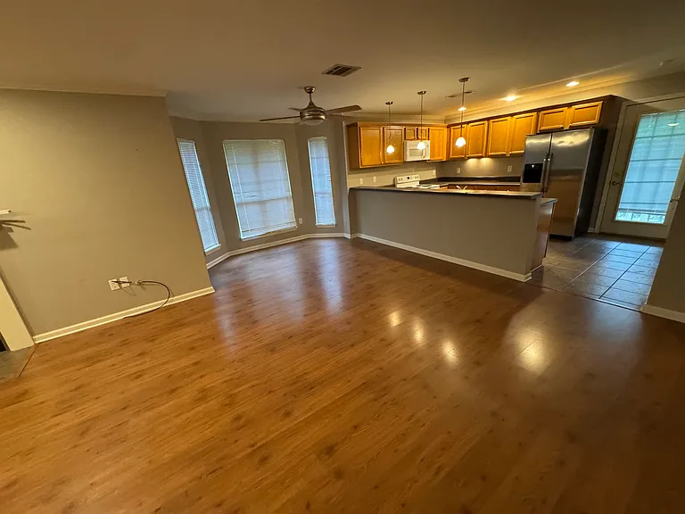 557 Versailles Blvd — Photo 2