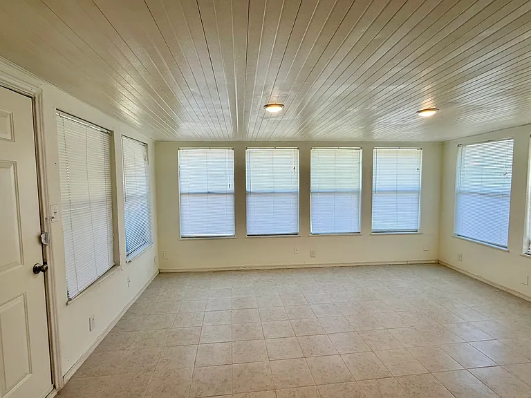 2829 Arcadia Ln — Photo 9
