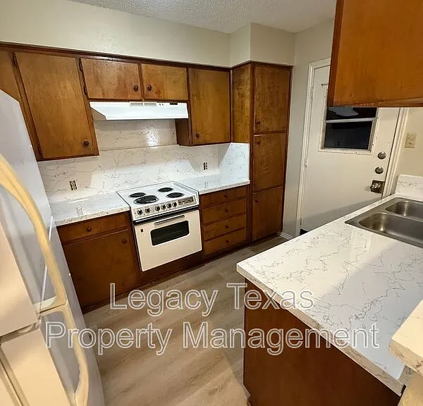 1118 N Nolan River Rd #A — Photo 2