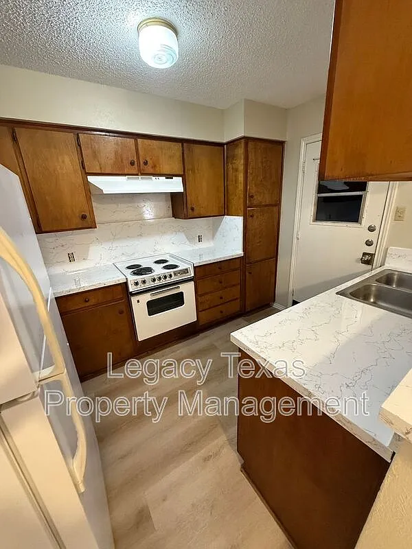Building Photo - 1118 N Nolan River Rd #A