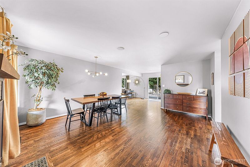 4th image of 612 S 188th Street