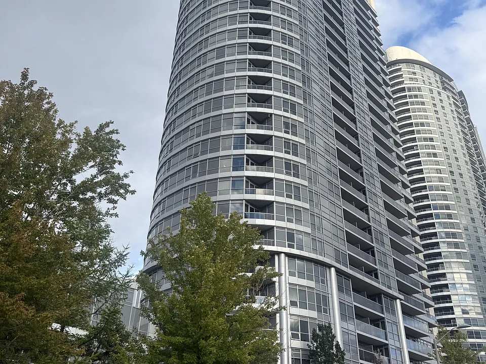 151 Village Green Sq #204
