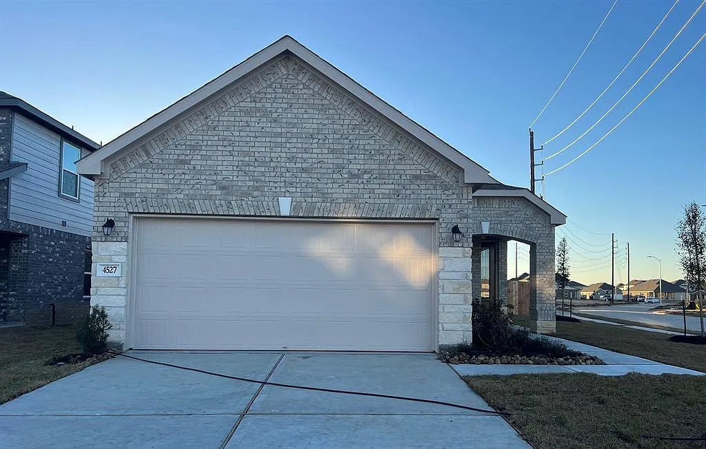 3 bed, 2.0 bath, 1234 sqft, $2,000 — Photo 1