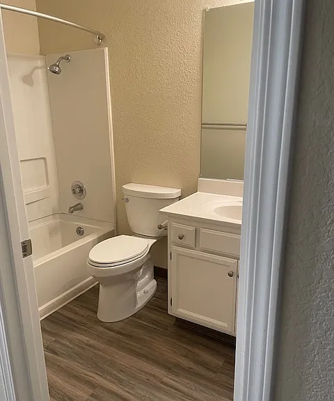 Redwood Grove Apartments — Photo 13