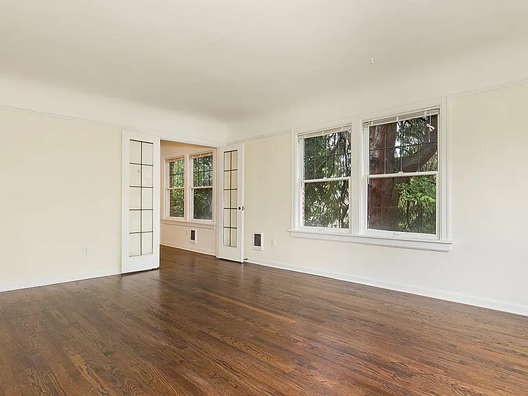 4405 Corliss Ave N — Photo 2