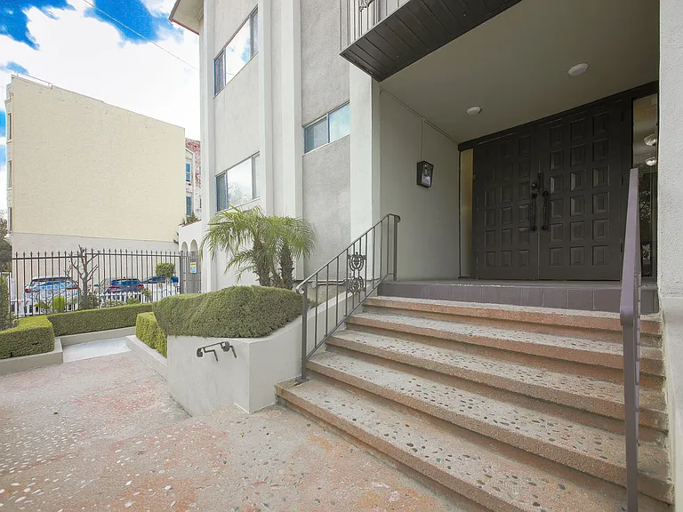 827 Gramercy — Photo 1