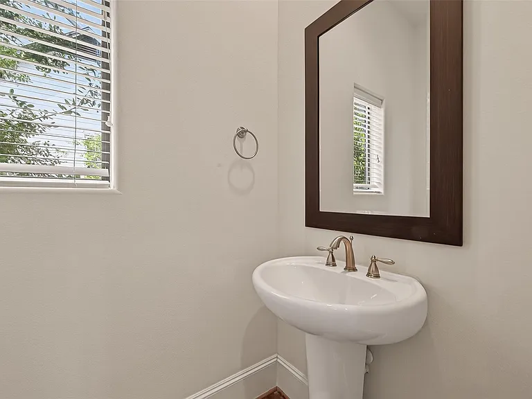 3217 Maxroy St — Photo 15