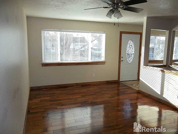 2nd image of 913 Mesa Ct