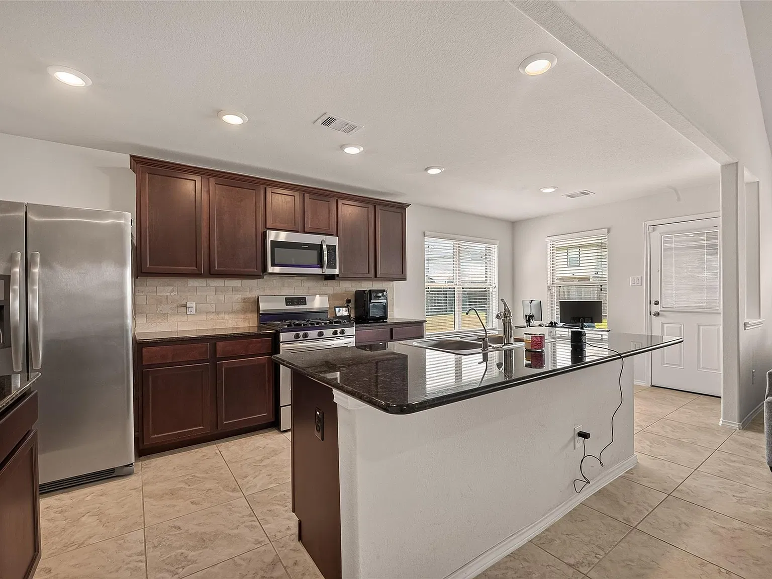3 bed, 2.5 bath, 1998 sqft, $2,400 — Photo 4