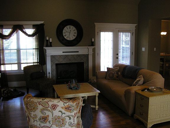 3rd image of 927 Meadowlark Dr