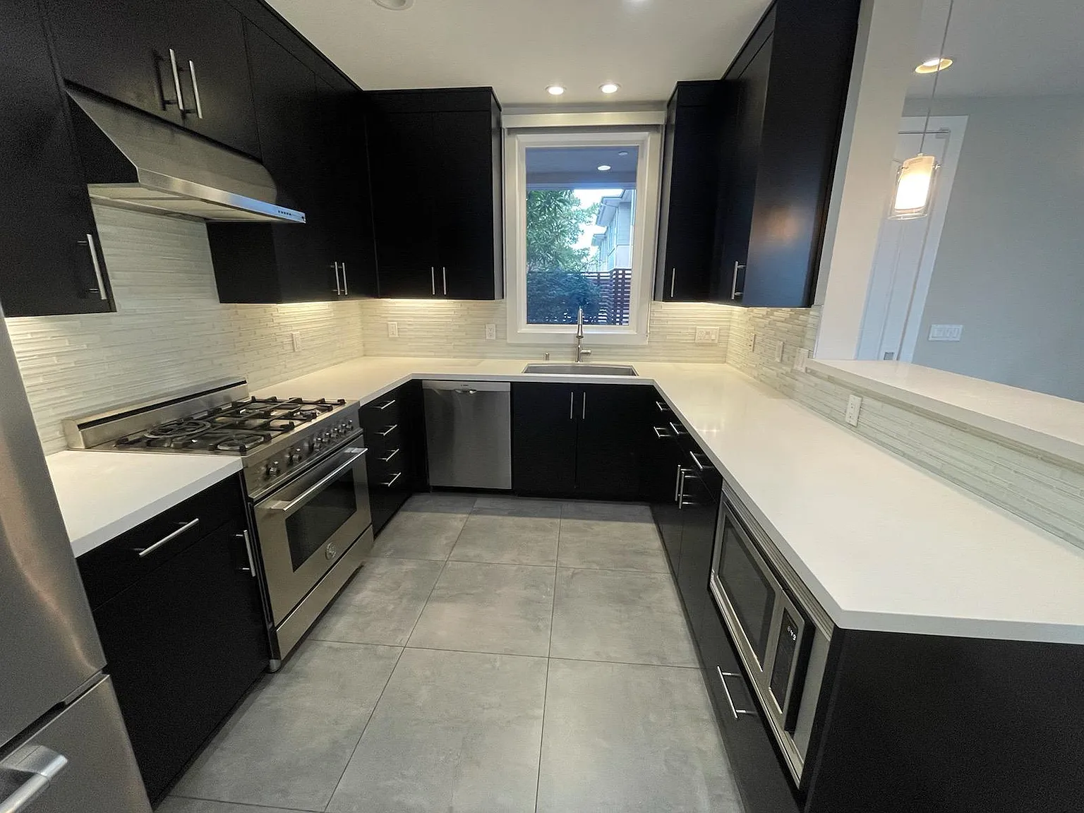3 bed, 1808 sqft, $8,200 — Photo 2