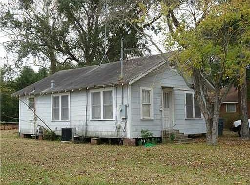 2nd image of 3115 Center St