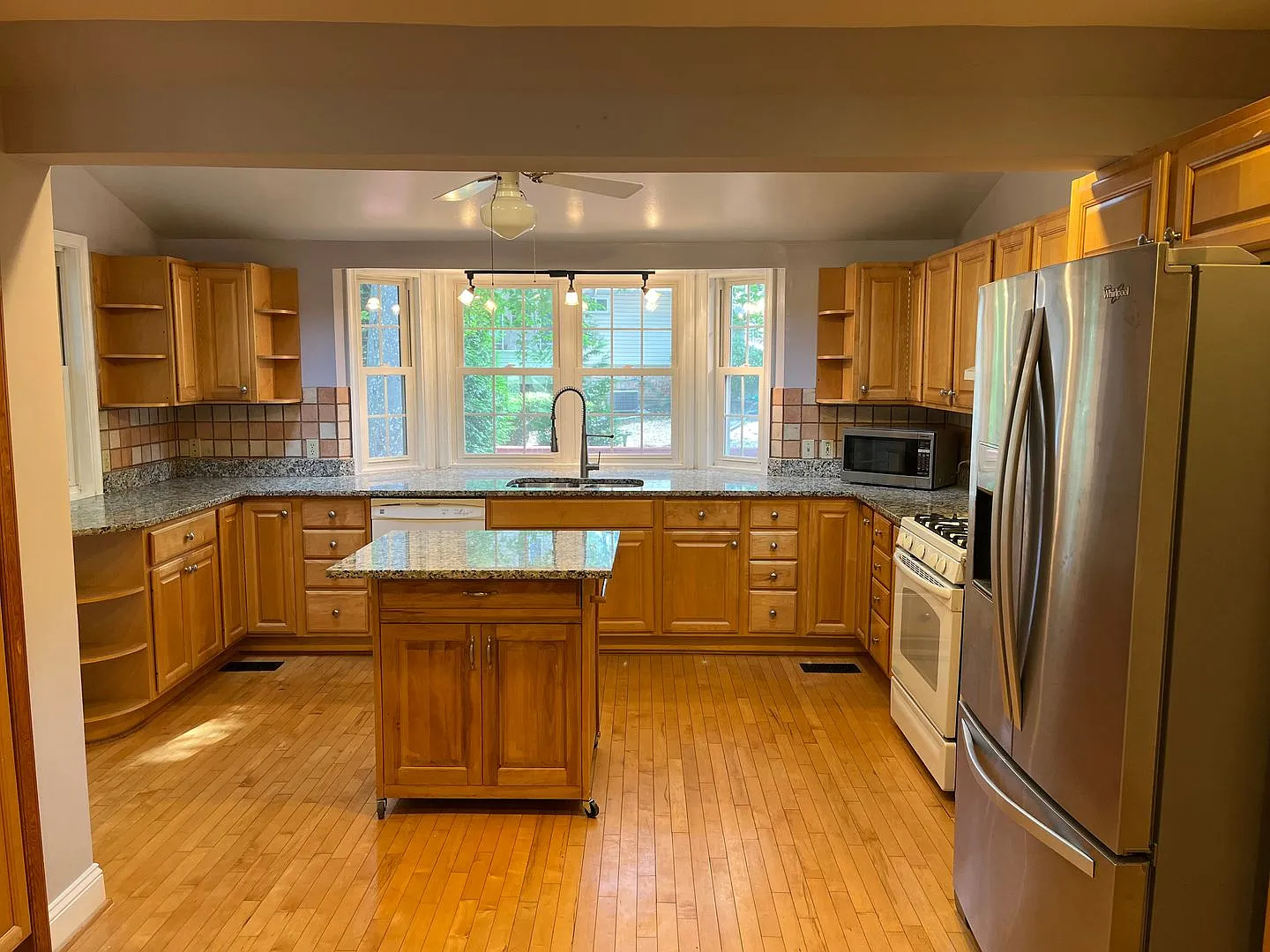 Updated Cape Cod Home In Wes Springfield — Photo 4