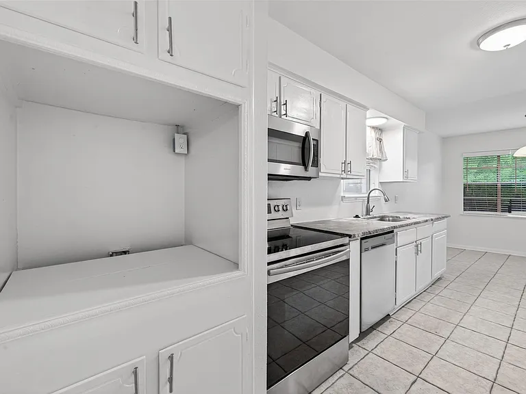 12818 Westella Dr — Photo 23