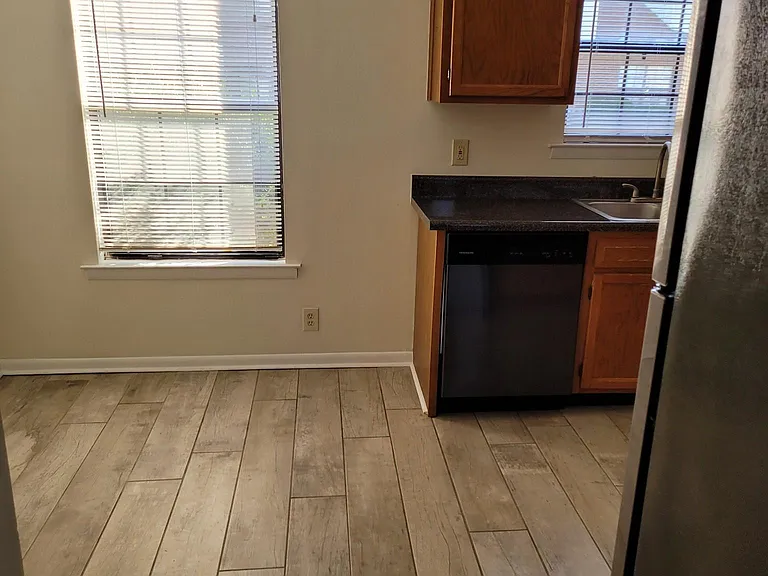 255 Mayflower Ln N — Photo 3