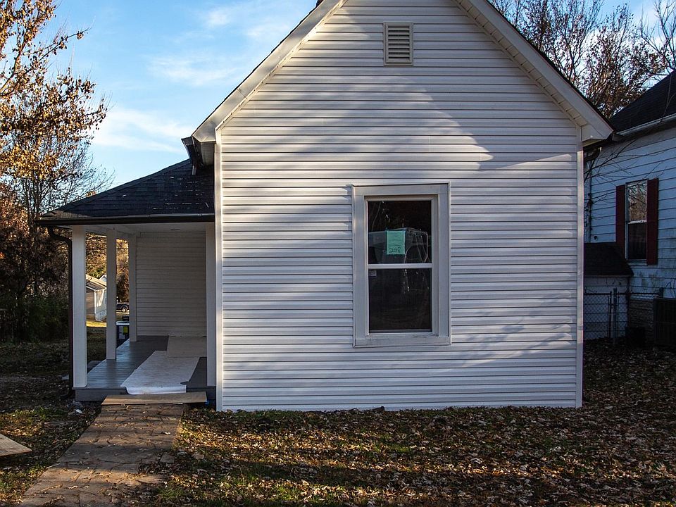 1st image of 208 E Emerald Ave