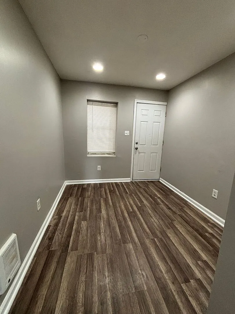 24 E Silver Street — Photo 4