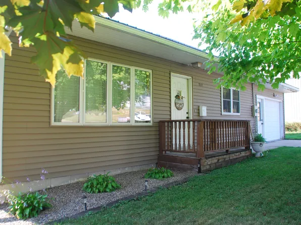 217 N Oak St, West Union, IA 52175