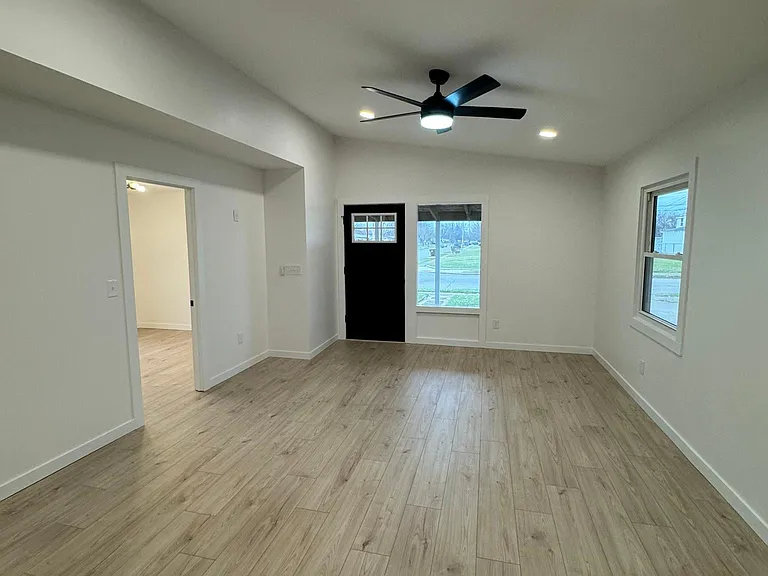705 Brookfield Dr — Photo 4