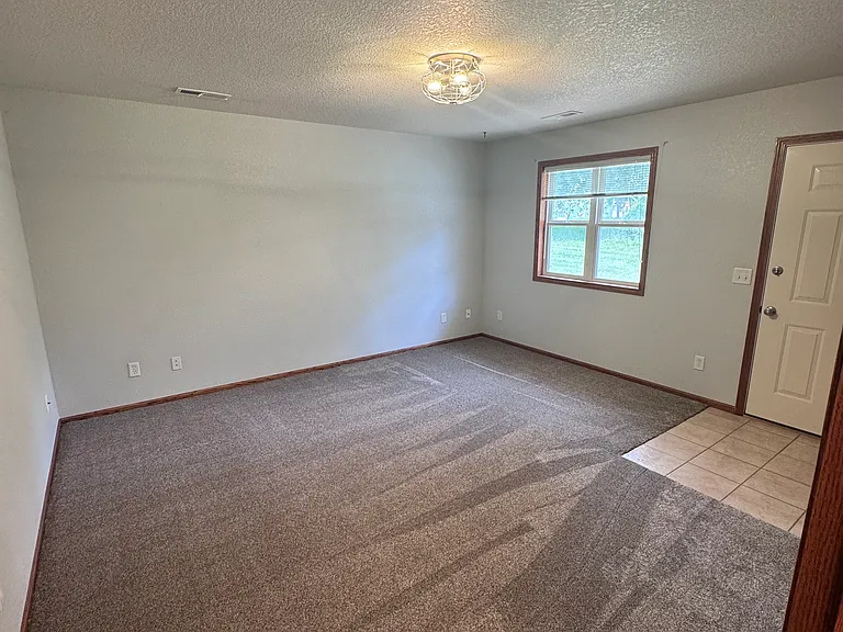 406 S Commercial St — Photo 8