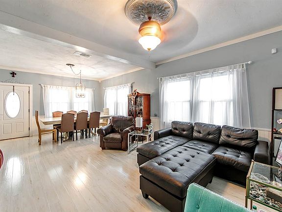 3rd image of 601 Holiday Dr