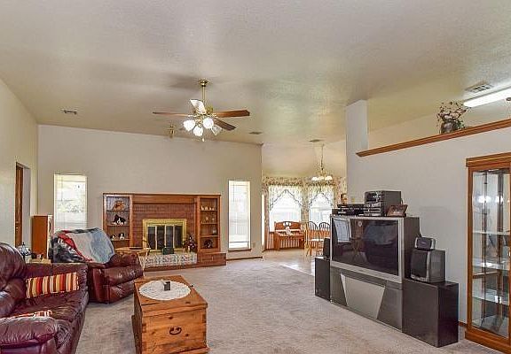 4th image of 2605 E Hills Dr