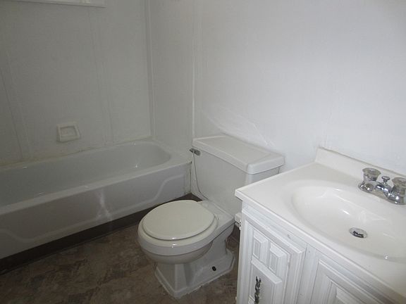 4th image of 2370-72 Flora St #4