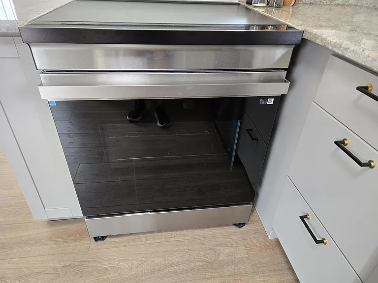 LG non-scratch induction range top with convection oven.
