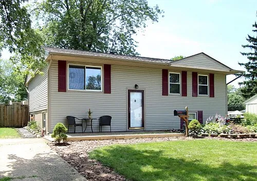 393 Prince Of Wales Dr photo 1