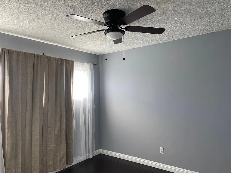 2nd bedroom with ceiling fan