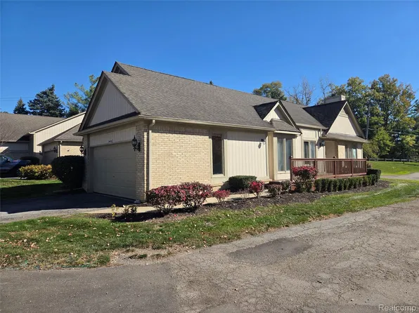 29470 Cove Creek Ln, Farmington, MI 48334