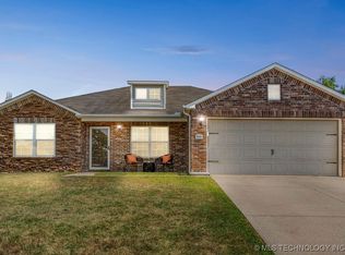 9868 E Swan Dr, Claremore, OK 74019