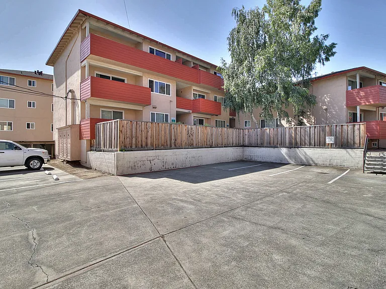 The Californian Apartments — Photo 12