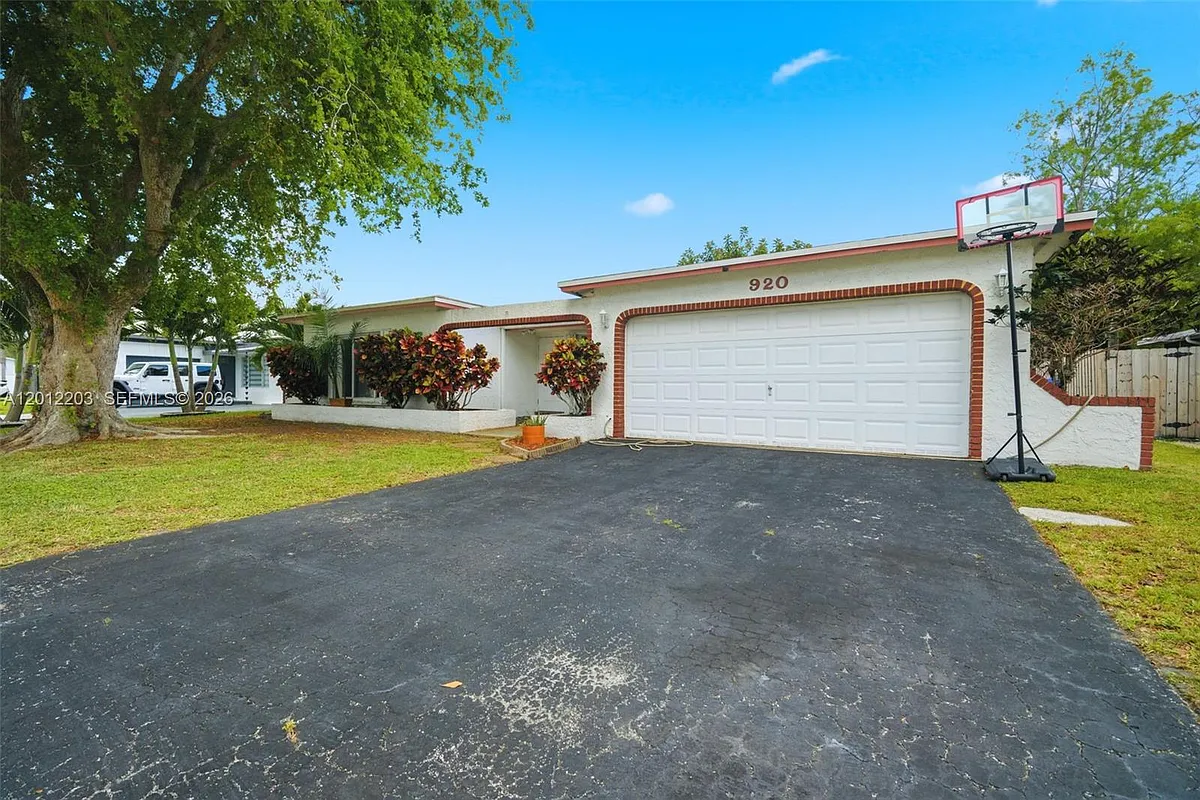 Building Photo - 920 NW 92nd Ave
