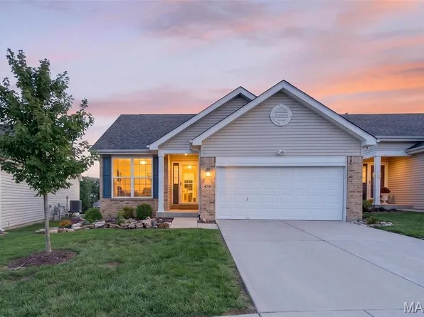 812 Whispering Village Cir, Ballwin, MO 63021