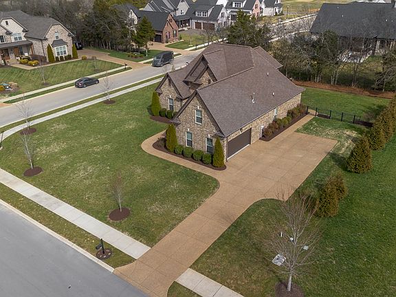 3rd image of 901 Larkspur Ln