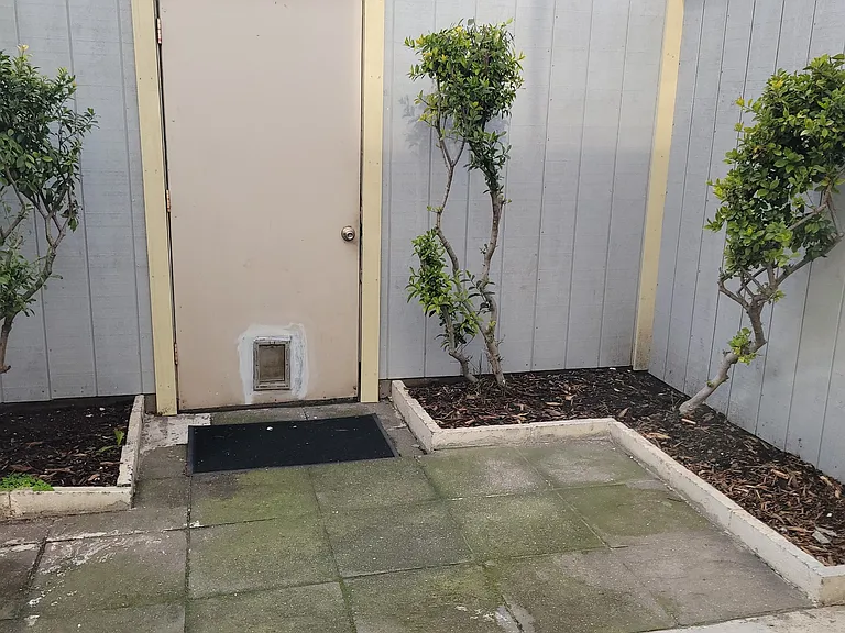 1136 Neal Dow Ave — Photo 9