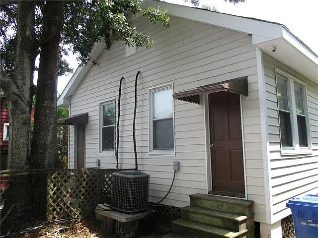 2 bed, 1.0 bath, 839 sqft, $1,350 — Photo 2