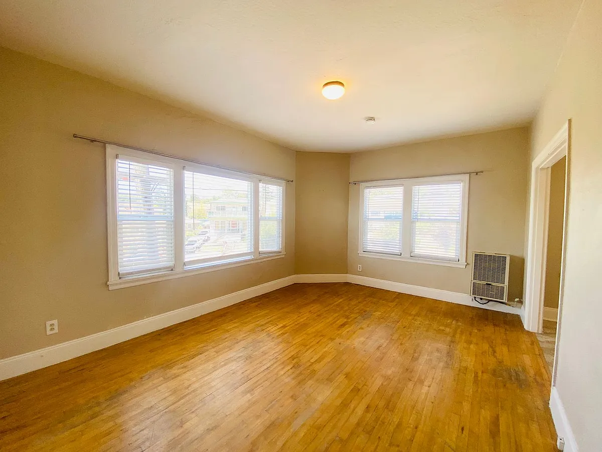 Building Photo - Walnut
