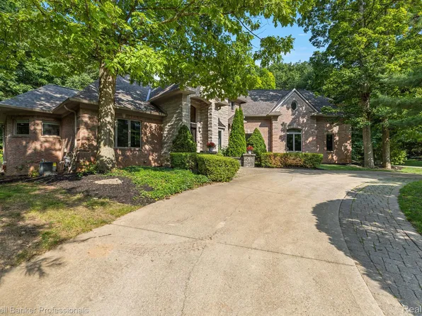 3195 Beach Lake Dr W, Milford, MI 48380