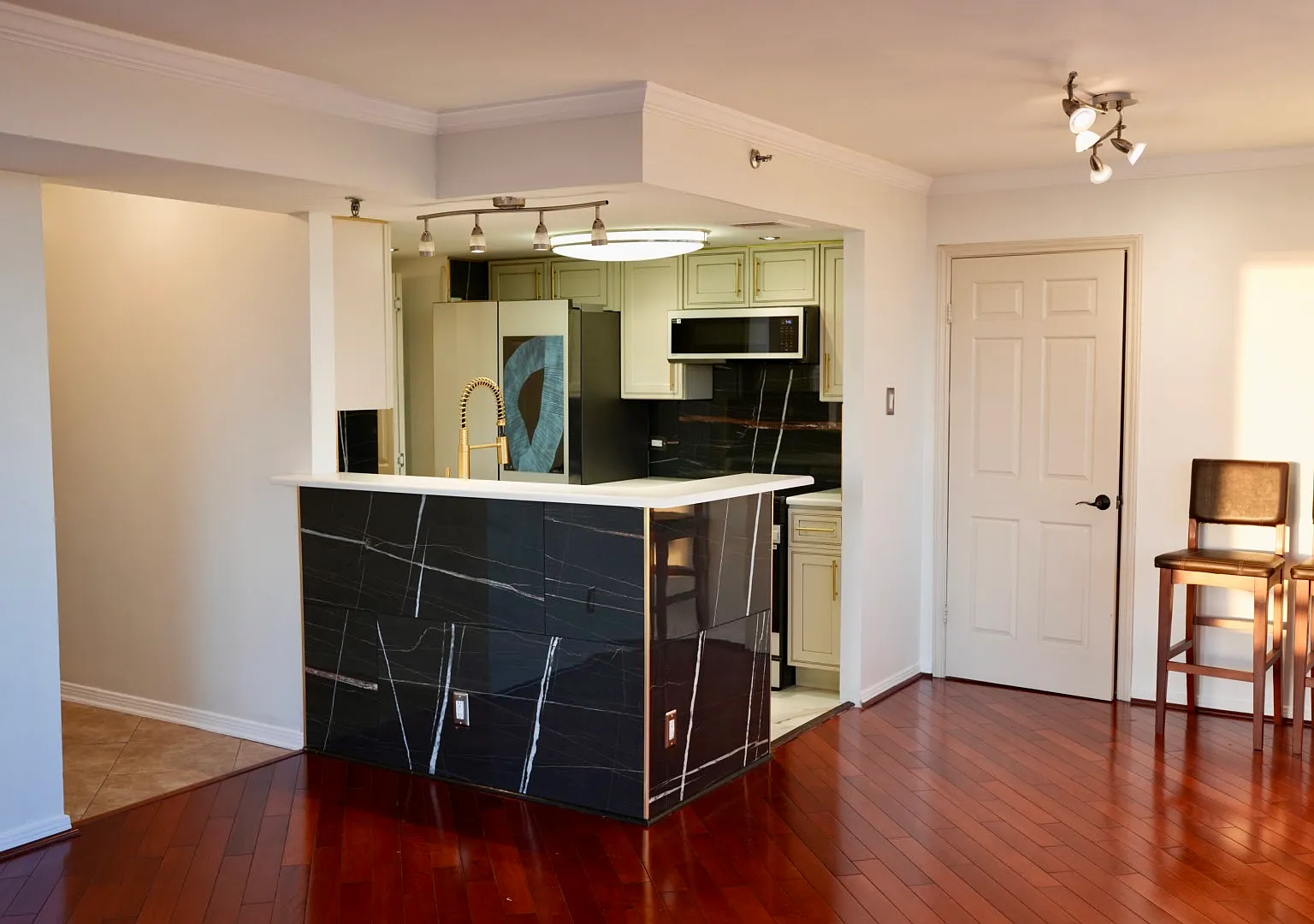 2 bed, 1095 sqft, $2,100 — Photo 1