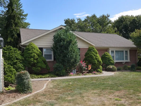 24 Meadow Ln, Smoketown, PA 17576