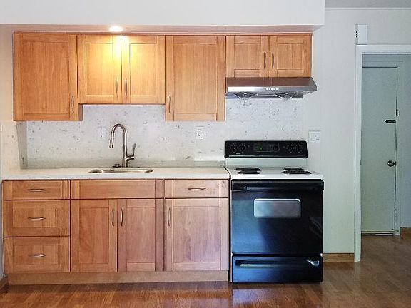 3rd image of 1880 Glen Ave