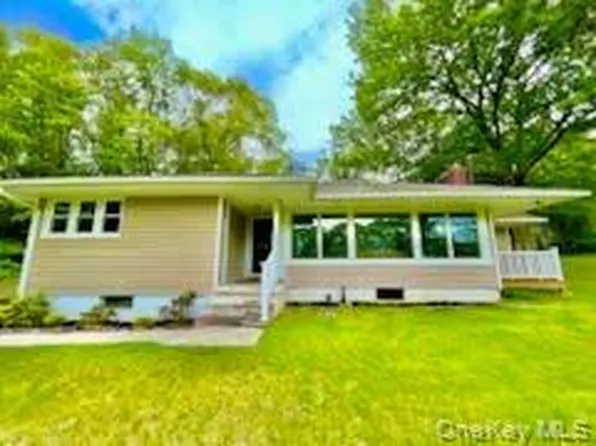 9 San Souci Dr, Pawling, NY 12564