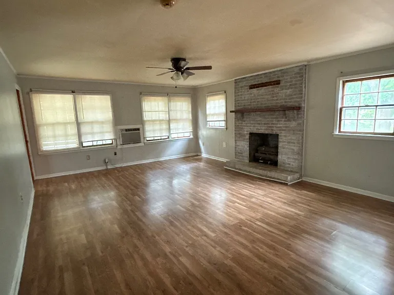 505 N College St — Photo 3